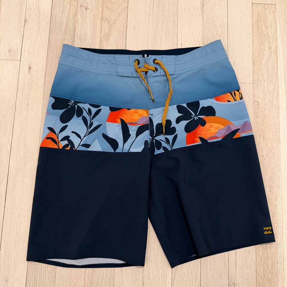 Billabong Blue and Black Floral Swim Shorts Men’s Size 27
